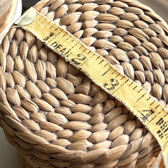 Boho vintage natural round rattan basket with lid - Picture 3 of 9